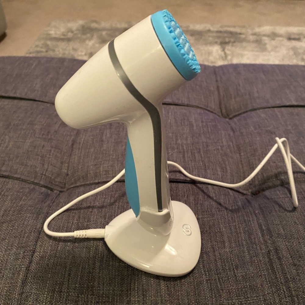 Electric Facial Cleansing Brush - White and Blue